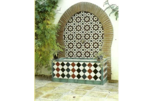 Pilón o fuente de azulejería árabe andaluza