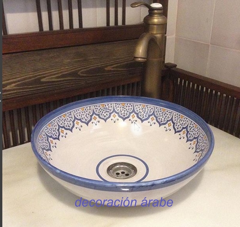 nacimiento barbilla garaje Cuarto de baño con motivos de cerámica árabe y andaluza.