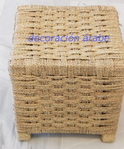 Taburete reposa pies de madera y asiento textil étnico