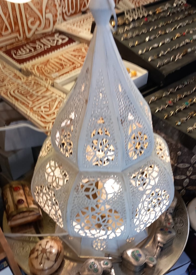 lampara de mesa India blanca calada