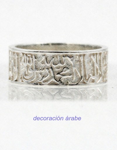 anillo plata con letras árabes