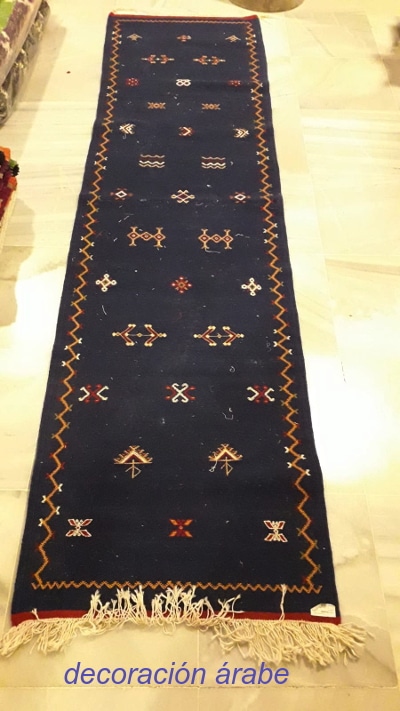 alfombra marroquí color negro pasillo