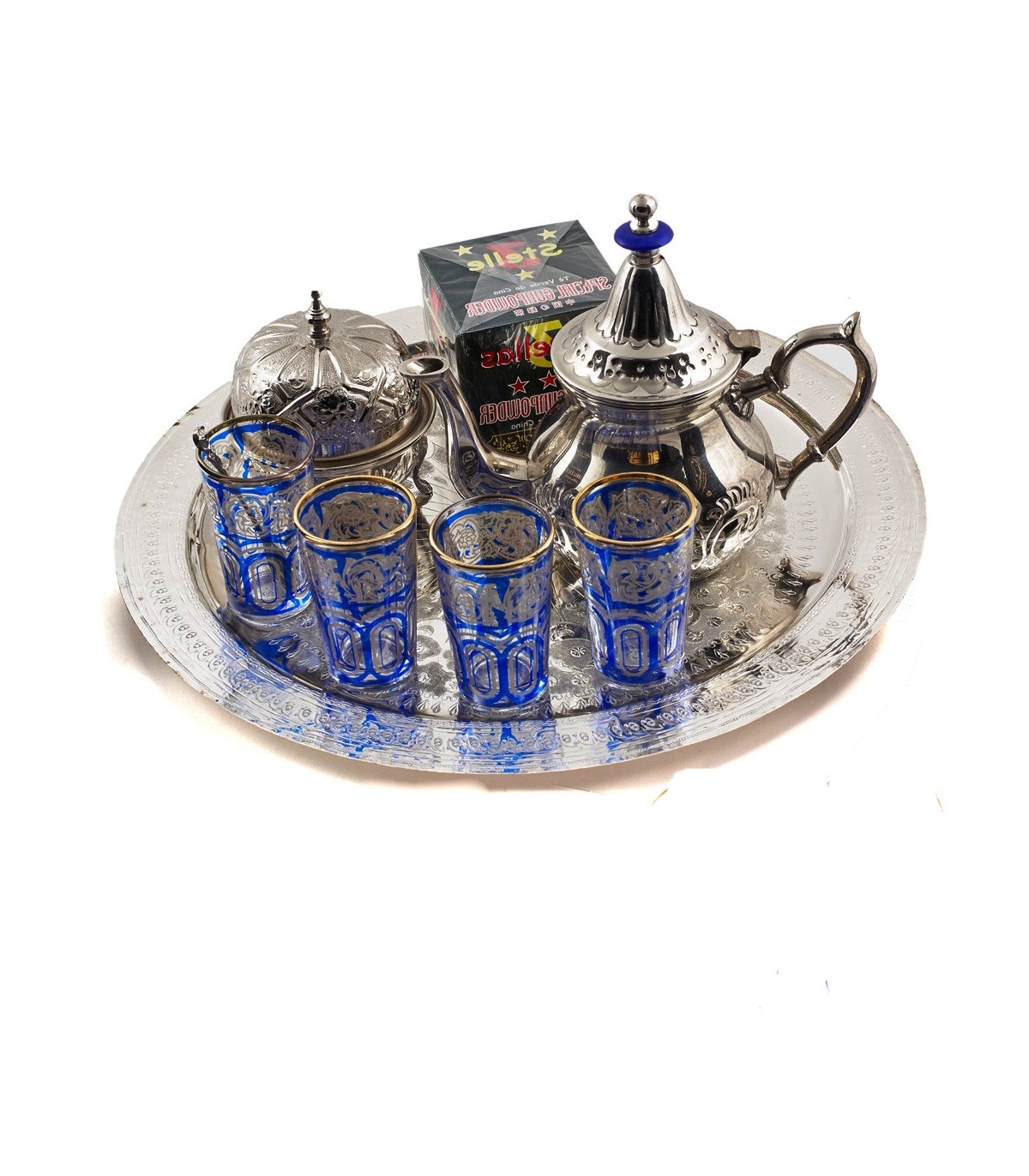 Juego de té tradicional marroquí con teteras decorativas, vasos y