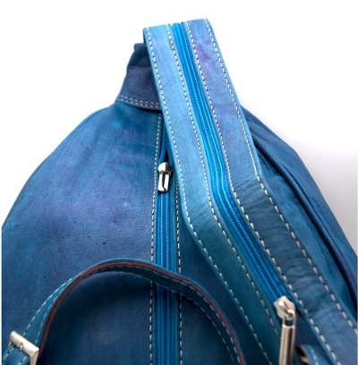 detalle mochila cuero azul