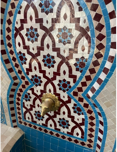 fuente de mosaico marroqui