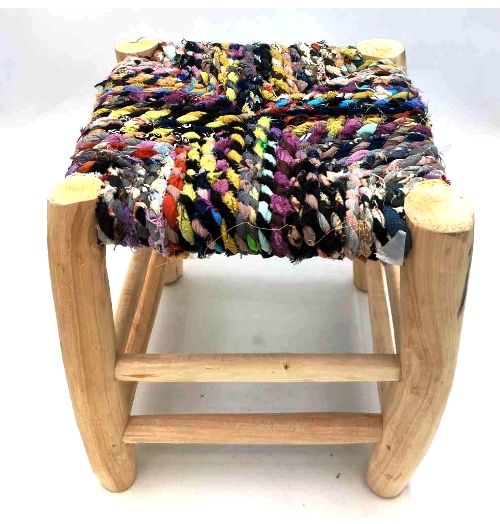 taburete de madera rústico con asiento de tejidos de colores