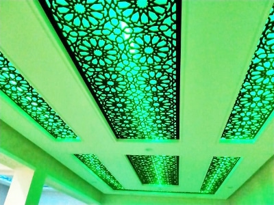 gran plafón de techo árabe iluminado