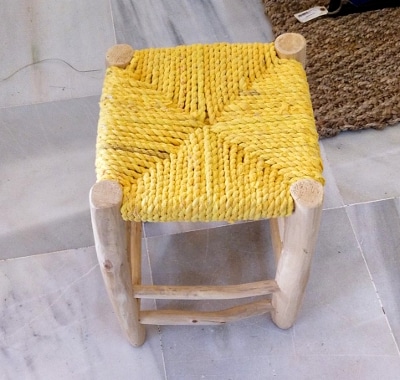 taburete madera rustico y yute amarillo