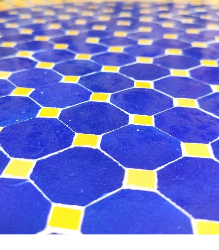 mosaico amarillo y azul de mesa mmarroquí