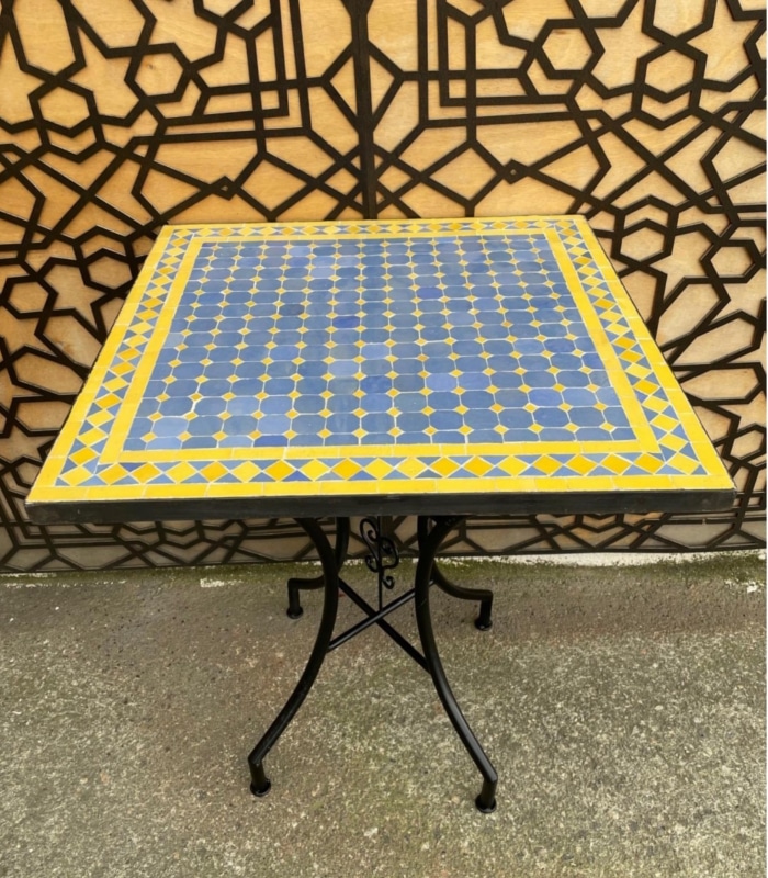 mesa maosaico marroquí amarilla y azul