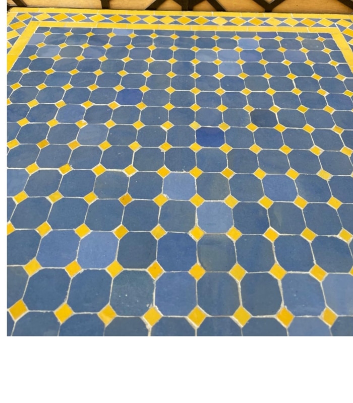 mesa mosaico azul y amarilla detalle
