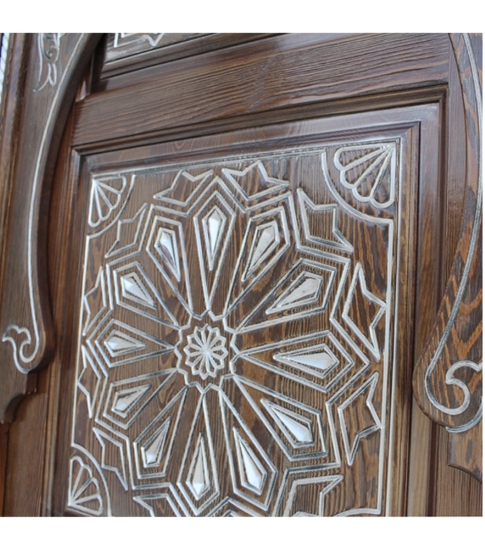 puerta madera y arabescos plateados estilo andaluz marroqui