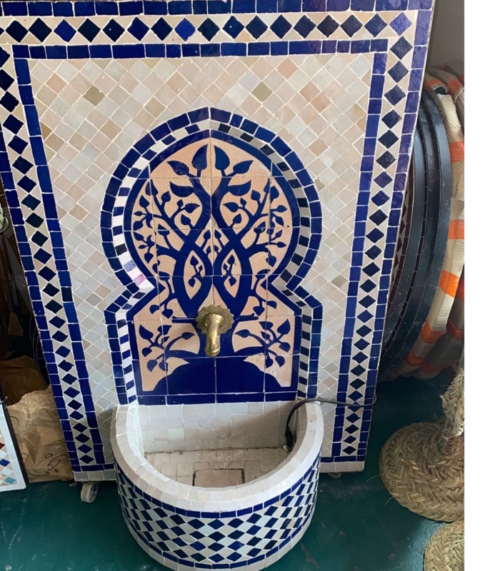 fuente árabe marroqui de mosaico azul y beig con motivo floral