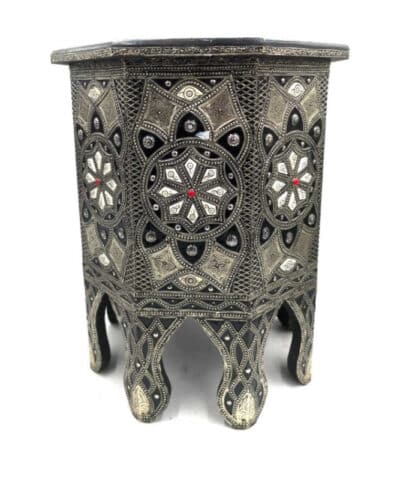 mesa marroqui auxiliar madera labrada con filigrana y hueso blanco